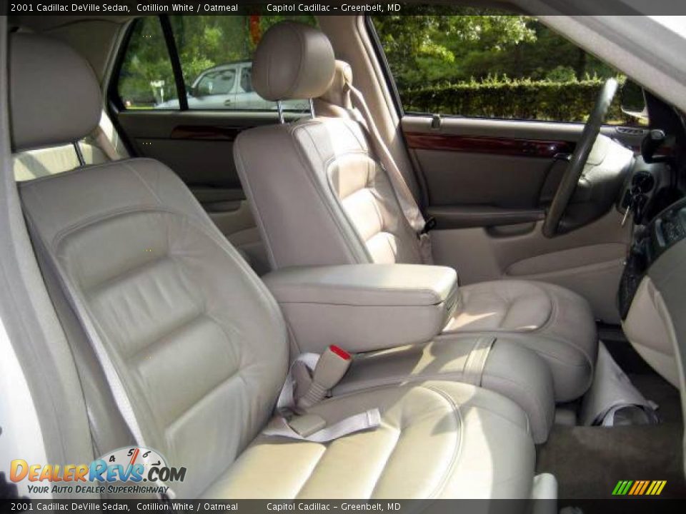 2001 Cadillac DeVille Sedan Cotillion White / Oatmeal Photo #12