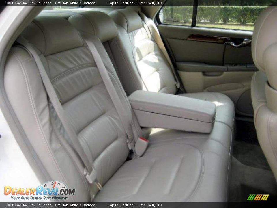 2001 Cadillac DeVille Sedan Cotillion White / Oatmeal Photo #13
