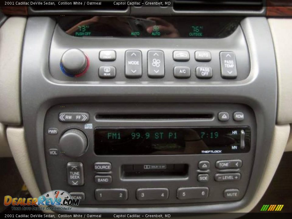 2001 Cadillac DeVille Sedan Cotillion White / Oatmeal Photo #16