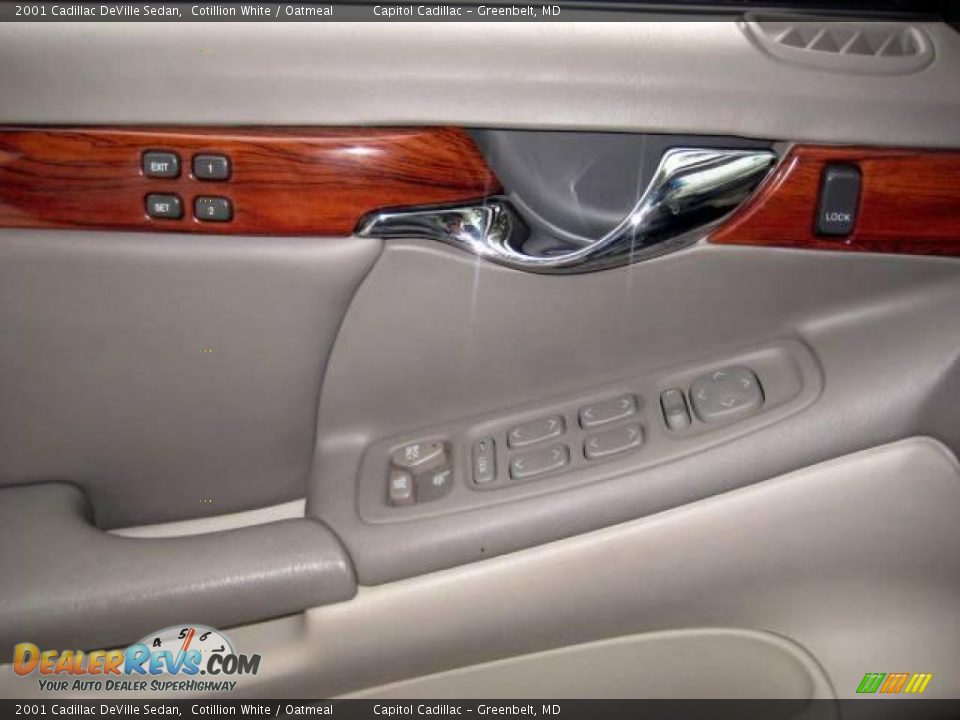 2001 Cadillac DeVille Sedan Cotillion White / Oatmeal Photo #17