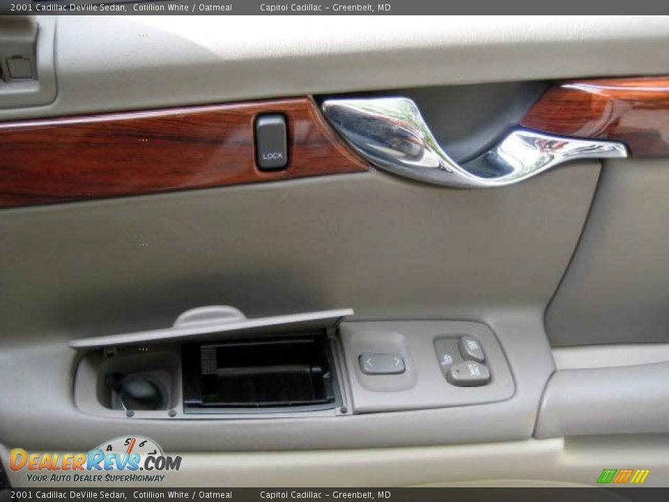 2001 Cadillac DeVille Sedan Cotillion White / Oatmeal Photo #18