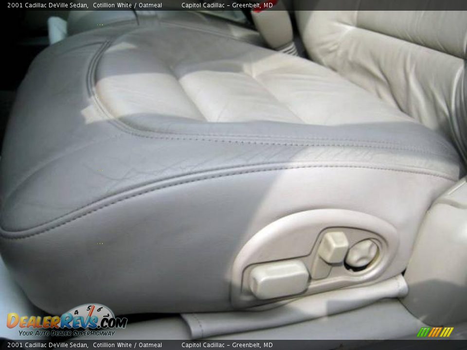 2001 Cadillac DeVille Sedan Cotillion White / Oatmeal Photo #19