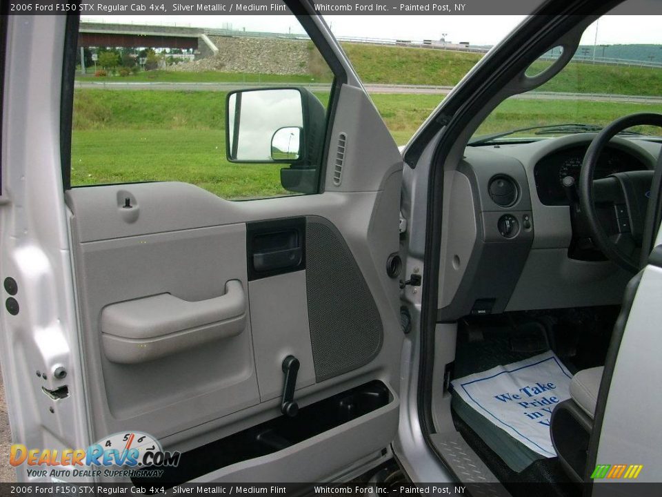 2006 Ford F150 STX Regular Cab 4x4 Silver Metallic / Medium Flint Photo #22