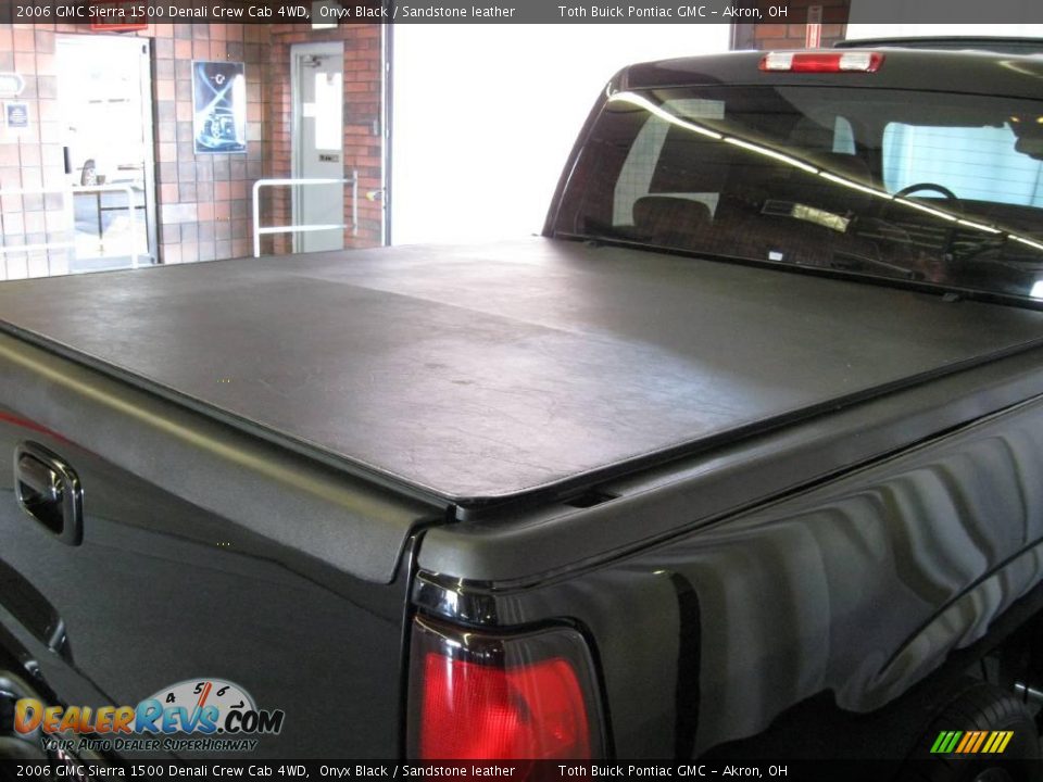 2006 GMC Sierra 1500 Denali Crew Cab 4WD Onyx Black / Sandstone leather Photo #16