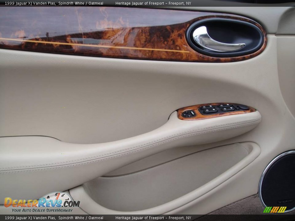 1999 Jaguar XJ Vanden Plas Spindrift White / Oatmeal Photo #12