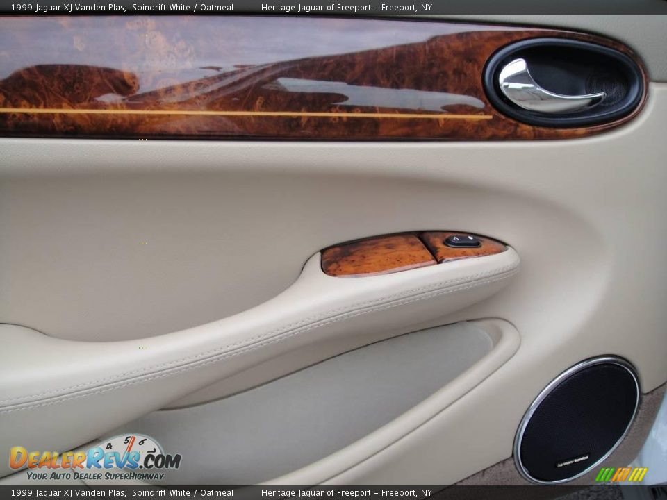 1999 Jaguar XJ Vanden Plas Spindrift White / Oatmeal Photo #17
