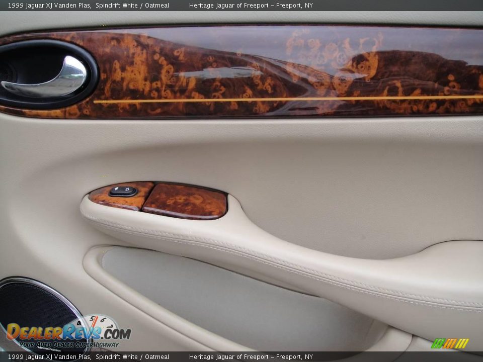 1999 Jaguar XJ Vanden Plas Spindrift White / Oatmeal Photo #22