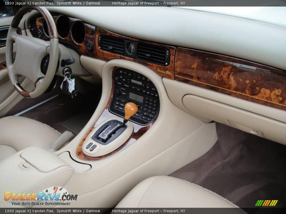 1999 Jaguar XJ Vanden Plas Spindrift White / Oatmeal Photo #29