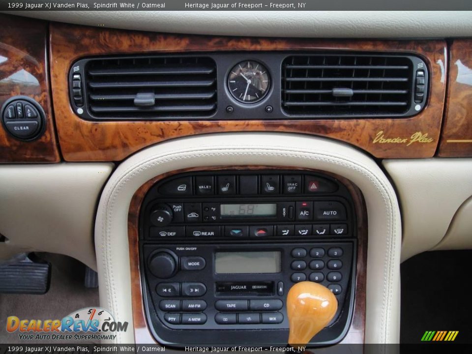 1999 Jaguar XJ Vanden Plas Spindrift White / Oatmeal Photo #30