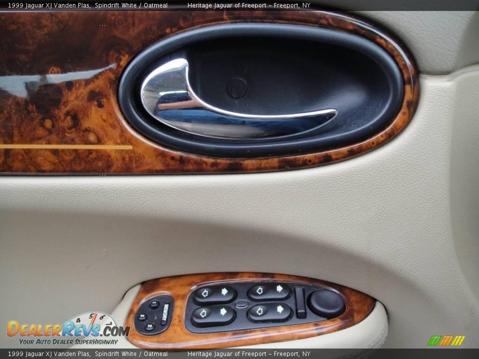 1999 Jaguar XJ Vanden Plas Spindrift White / Oatmeal Photo #32