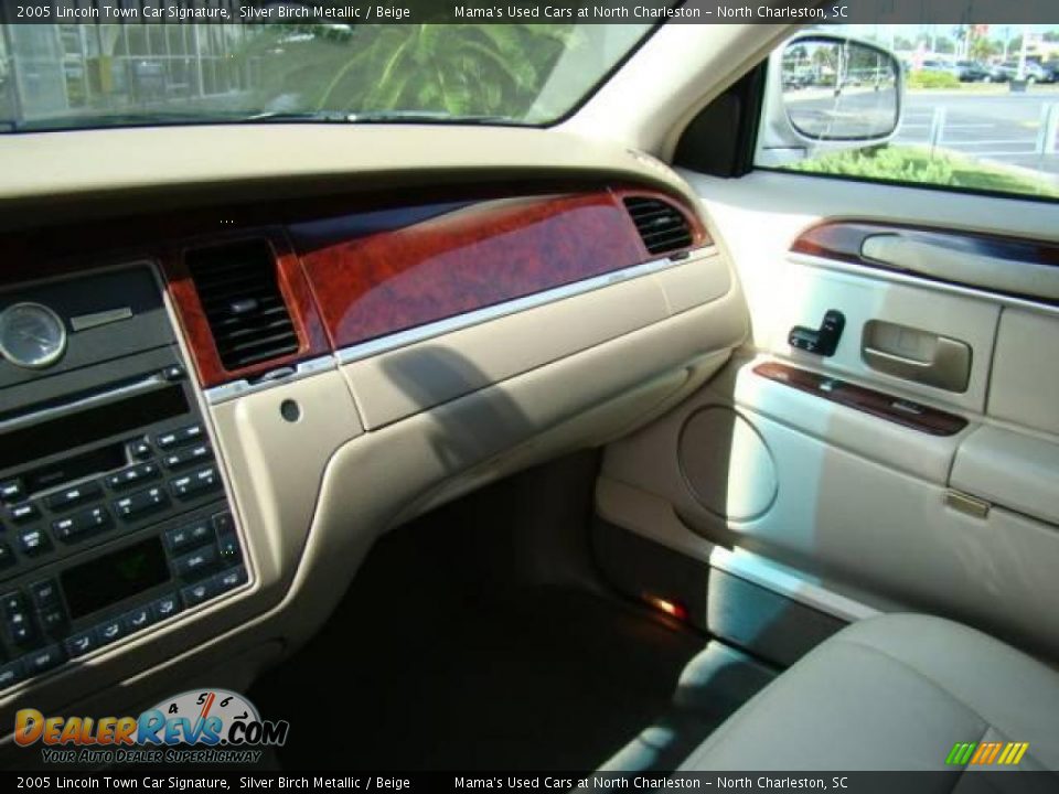2005 Lincoln Town Car Signature Silver Birch Metallic / Beige Photo #14