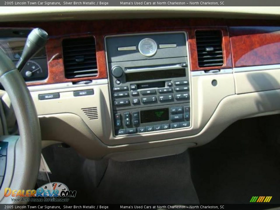 2005 Lincoln Town Car Signature Silver Birch Metallic / Beige Photo #15