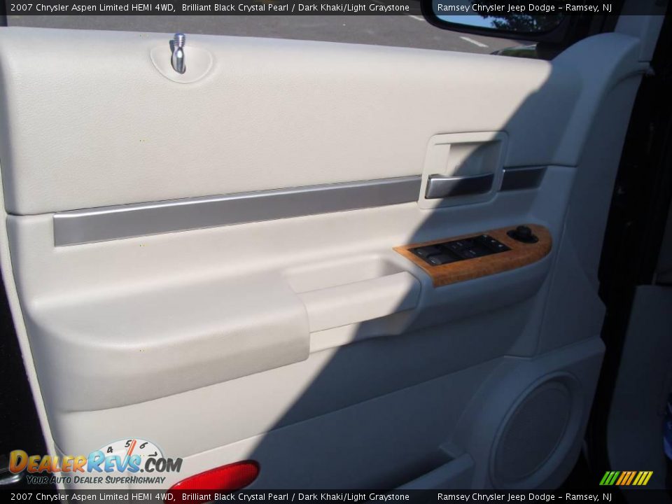 2007 Chrysler Aspen Limited HEMI 4WD Brilliant Black Crystal Pearl / Dark Khaki/Light Graystone Photo #9