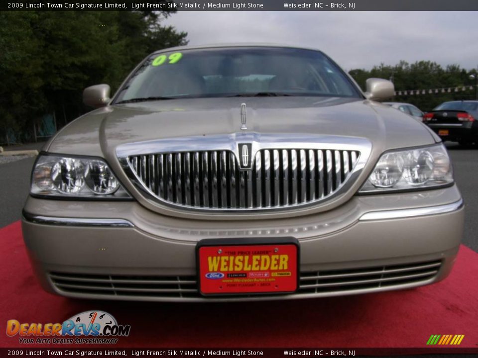 2009 Lincoln Town Car Signature Limited Light French Silk Metallic / Medium Light Stone Photo #2
