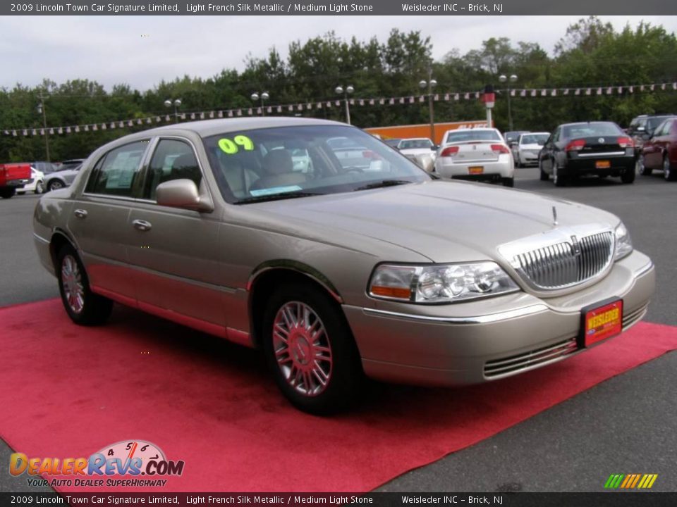 2009 Lincoln Town Car Signature Limited Light French Silk Metallic / Medium Light Stone Photo #3