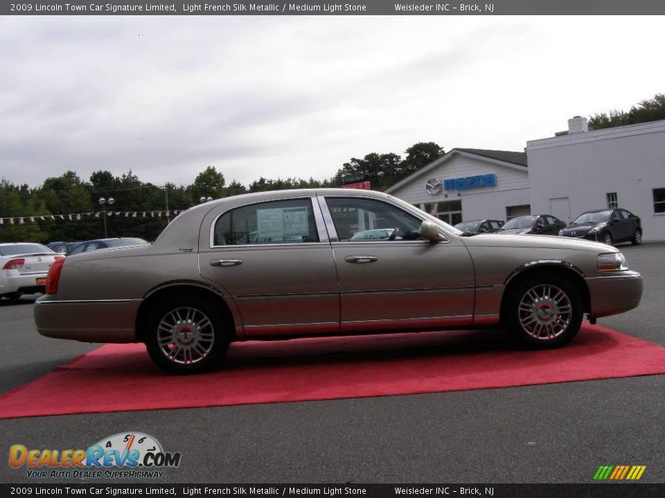 2009 Lincoln Town Car Signature Limited Light French Silk Metallic / Medium Light Stone Photo #4