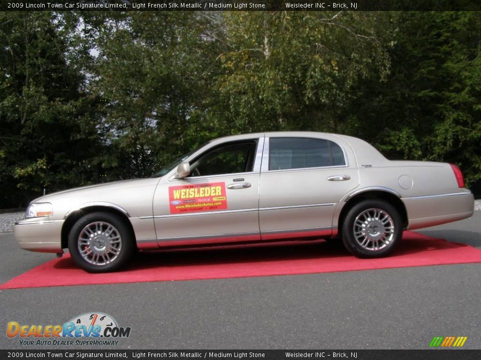 2009 Lincoln Town Car Signature Limited Light French Silk Metallic / Medium Light Stone Photo #5