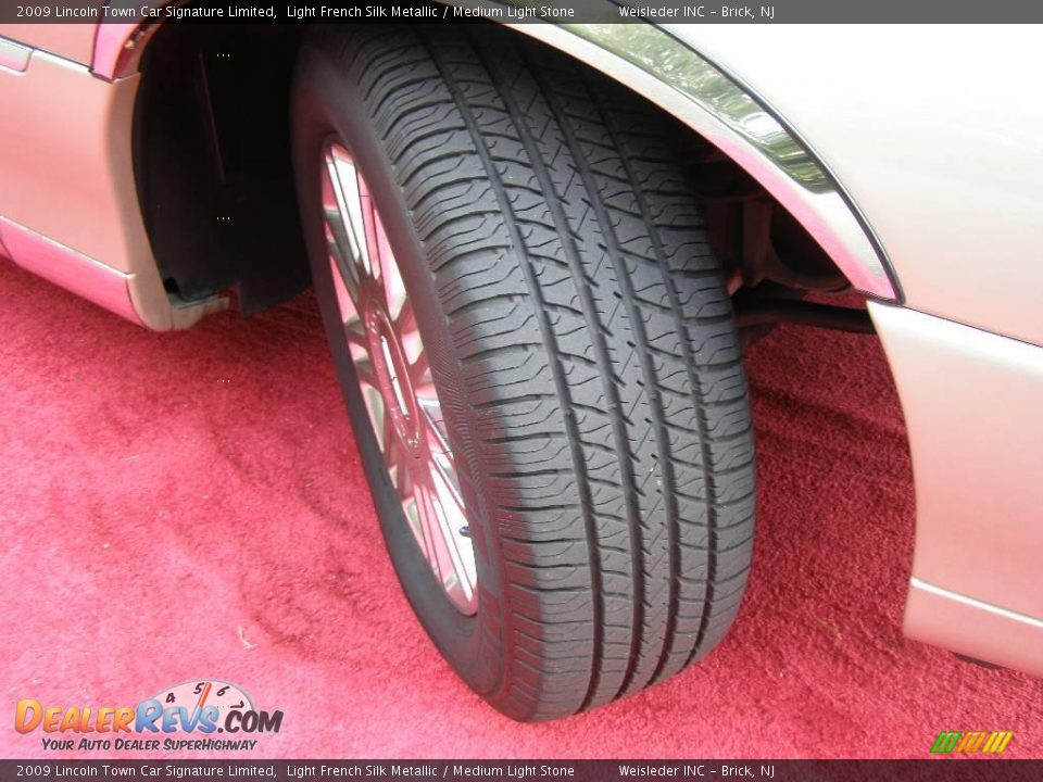 2009 Lincoln Town Car Signature Limited Light French Silk Metallic / Medium Light Stone Photo #9