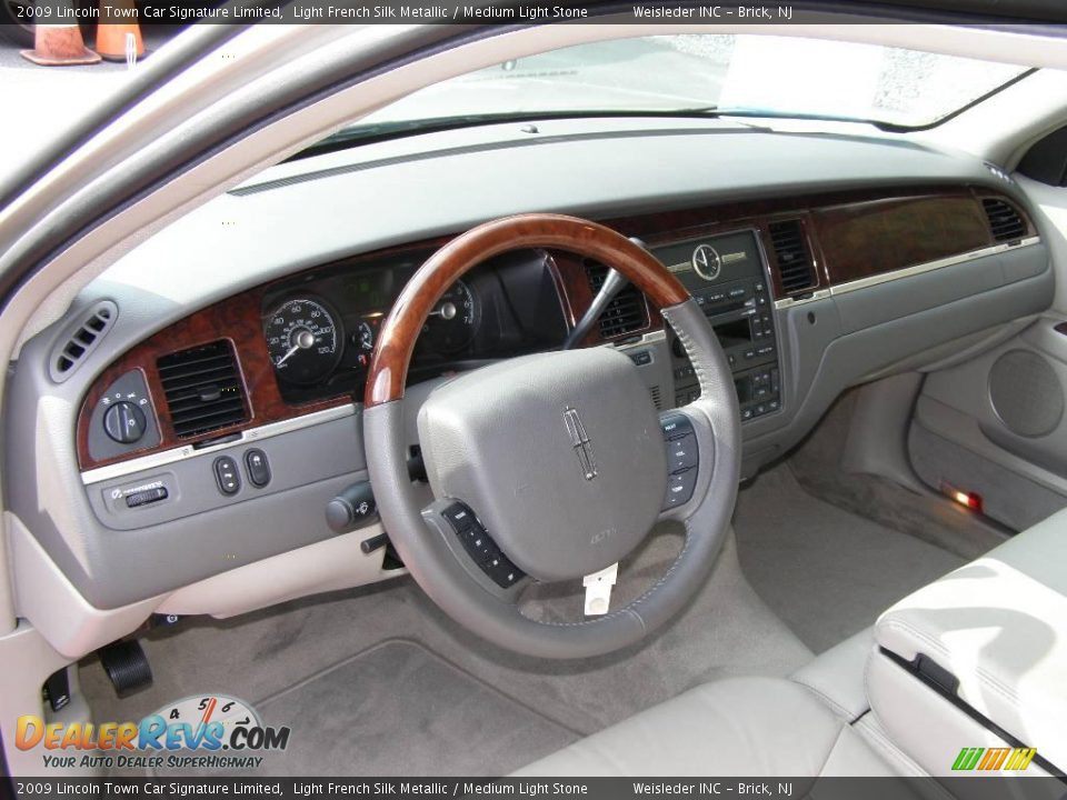 2009 Lincoln Town Car Signature Limited Light French Silk Metallic / Medium Light Stone Photo #11