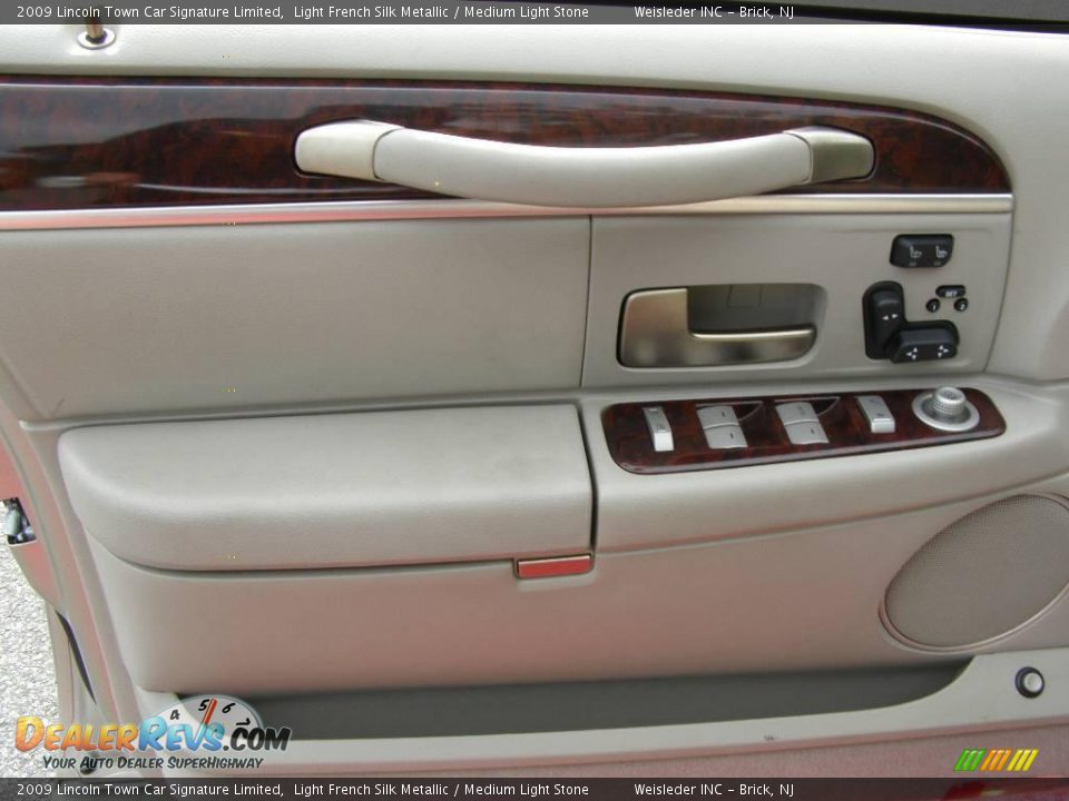 2009 Lincoln Town Car Signature Limited Light French Silk Metallic / Medium Light Stone Photo #12