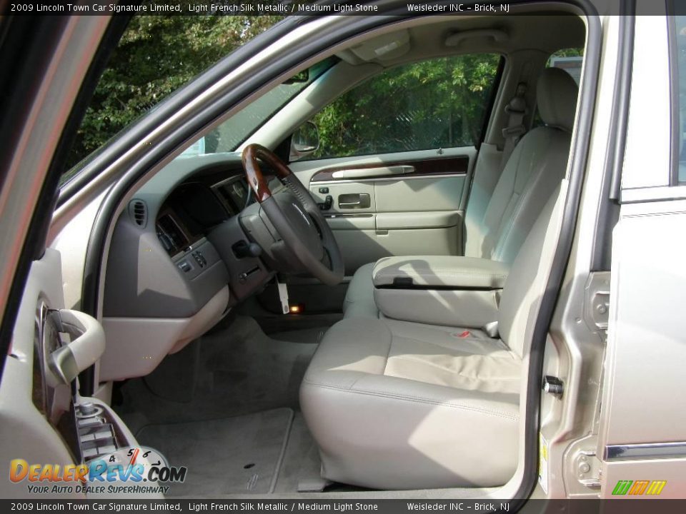 2009 Lincoln Town Car Signature Limited Light French Silk Metallic / Medium Light Stone Photo #13