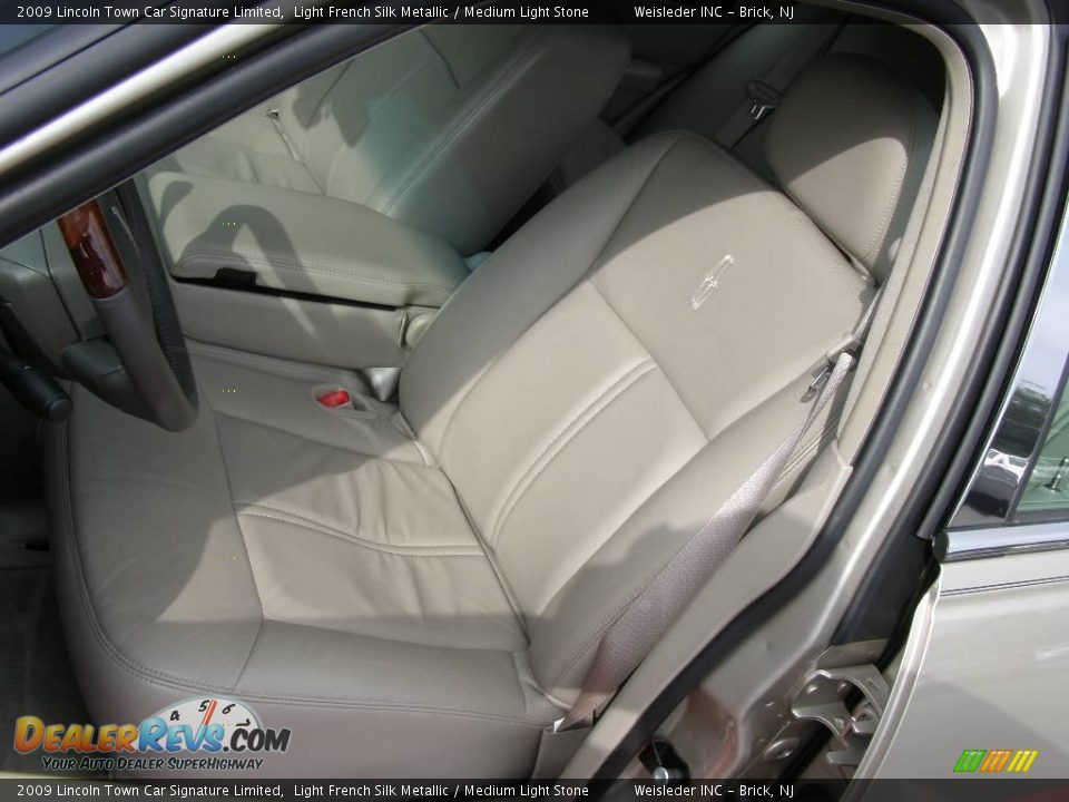 2009 Lincoln Town Car Signature Limited Light French Silk Metallic / Medium Light Stone Photo #14