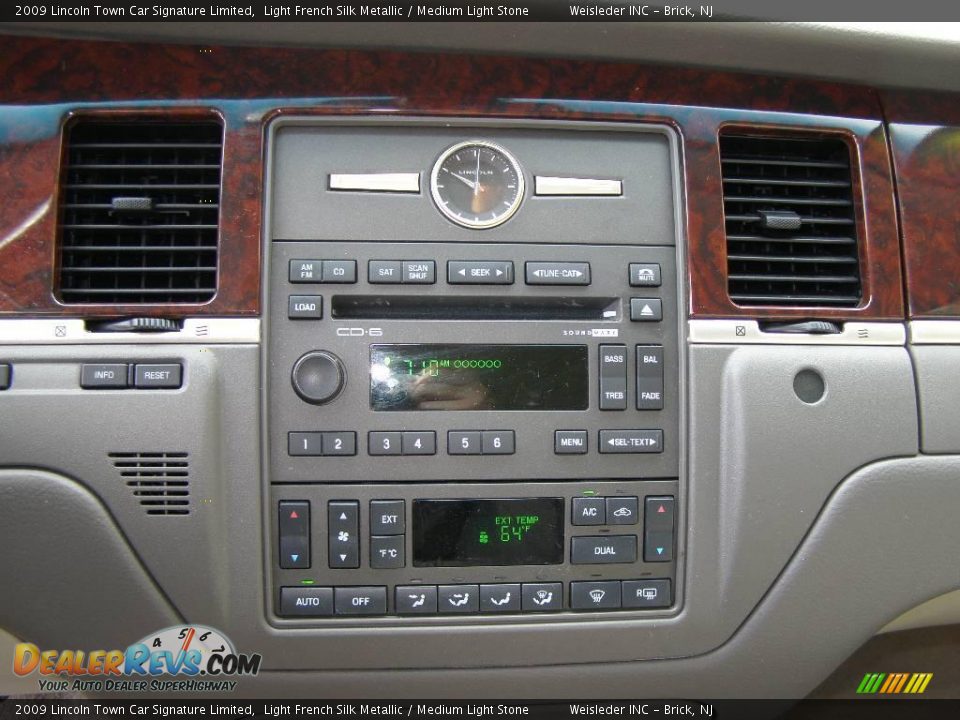 2009 Lincoln Town Car Signature Limited Light French Silk Metallic / Medium Light Stone Photo #15