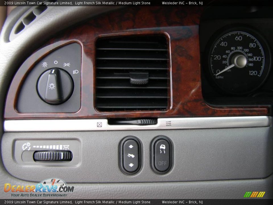 2009 Lincoln Town Car Signature Limited Light French Silk Metallic / Medium Light Stone Photo #16