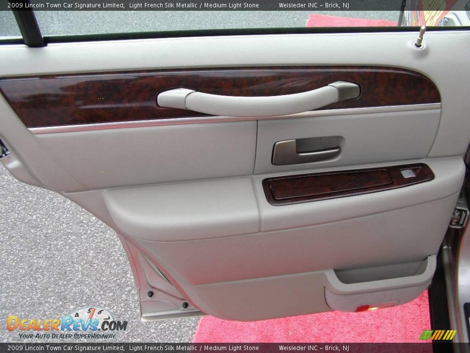 2009 Lincoln Town Car Signature Limited Light French Silk Metallic / Medium Light Stone Photo #17