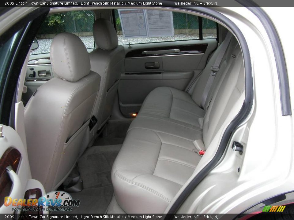 2009 Lincoln Town Car Signature Limited Light French Silk Metallic / Medium Light Stone Photo #18