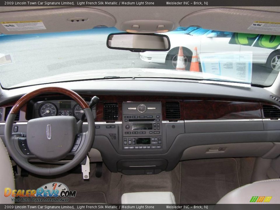 2009 Lincoln Town Car Signature Limited Light French Silk Metallic / Medium Light Stone Photo #19