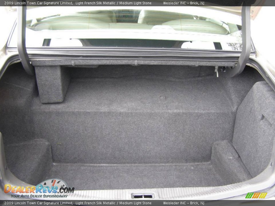 2009 Lincoln Town Car Signature Limited Light French Silk Metallic / Medium Light Stone Photo #20
