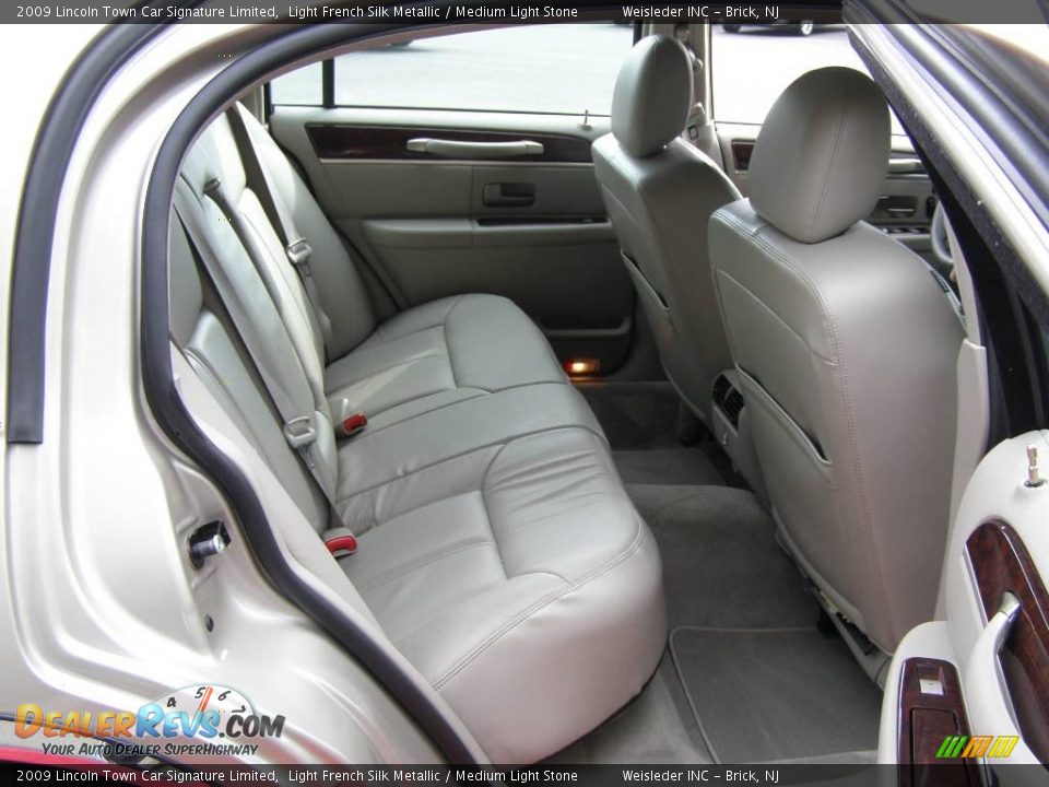 2009 Lincoln Town Car Signature Limited Light French Silk Metallic / Medium Light Stone Photo #21