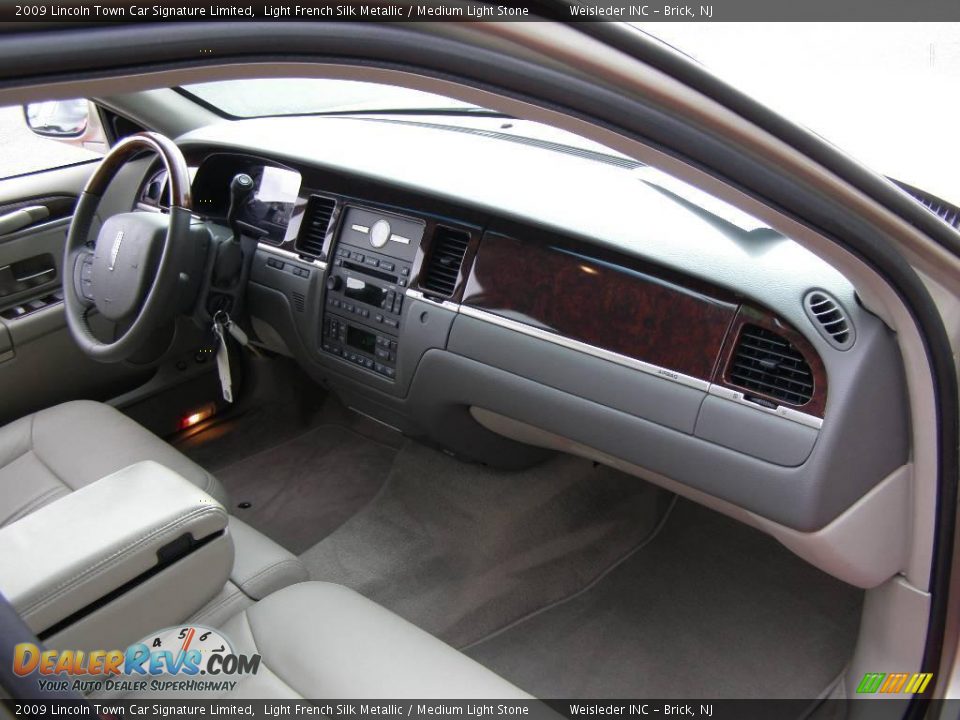 2009 Lincoln Town Car Signature Limited Light French Silk Metallic / Medium Light Stone Photo #22