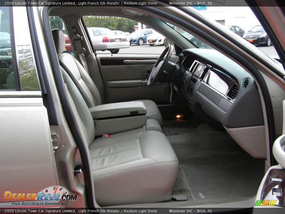 2009 Lincoln Town Car Signature Limited Light French Silk Metallic / Medium Light Stone Photo #23