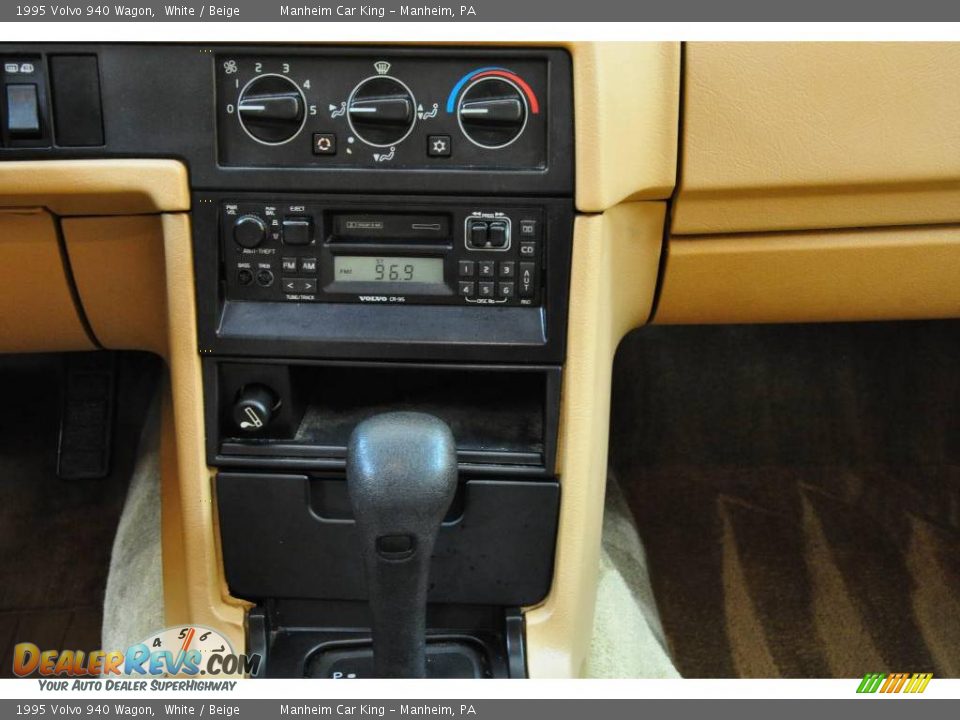 1995 Volvo 940 Wagon White / Beige Photo #8