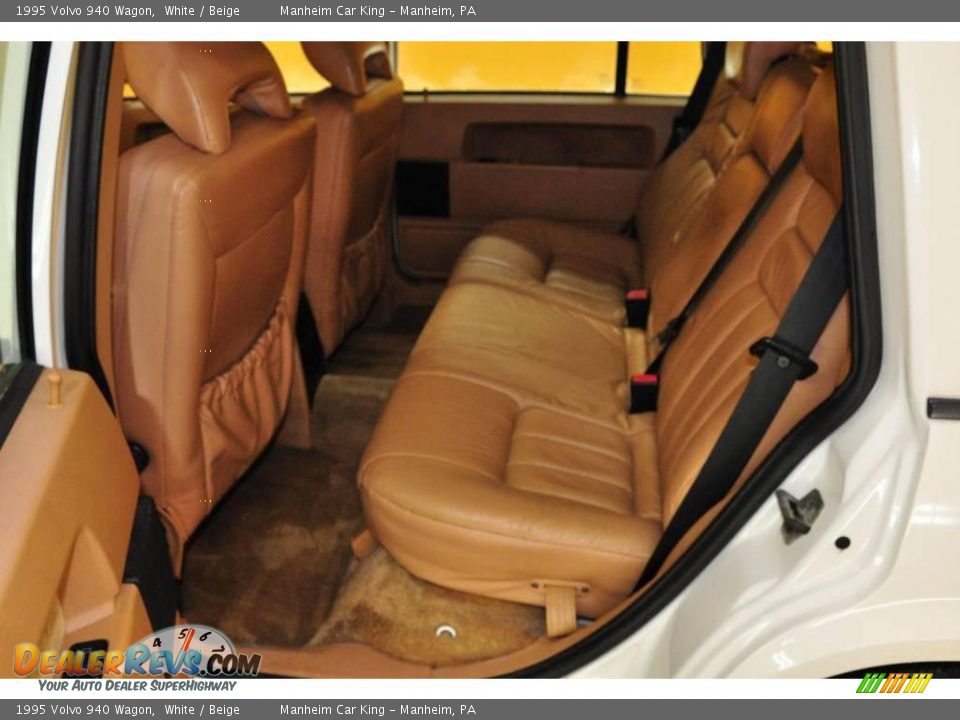 1995 Volvo 940 Wagon White / Beige Photo #13