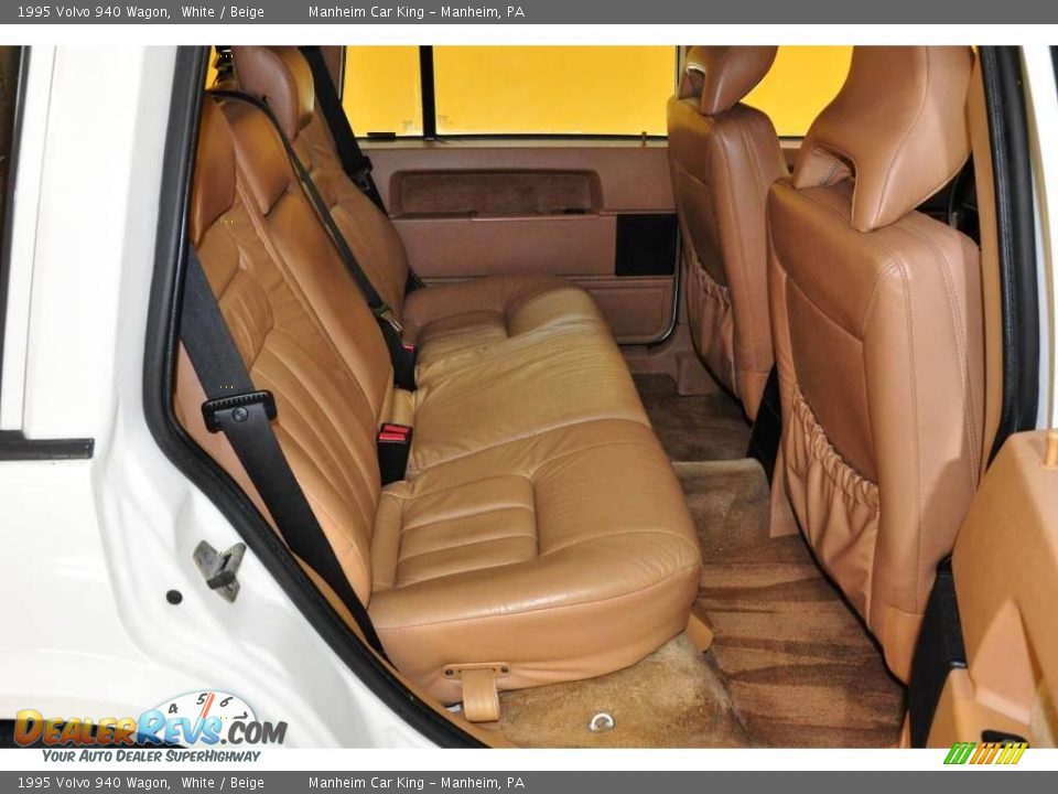 1995 Volvo 940 Wagon White / Beige Photo #15