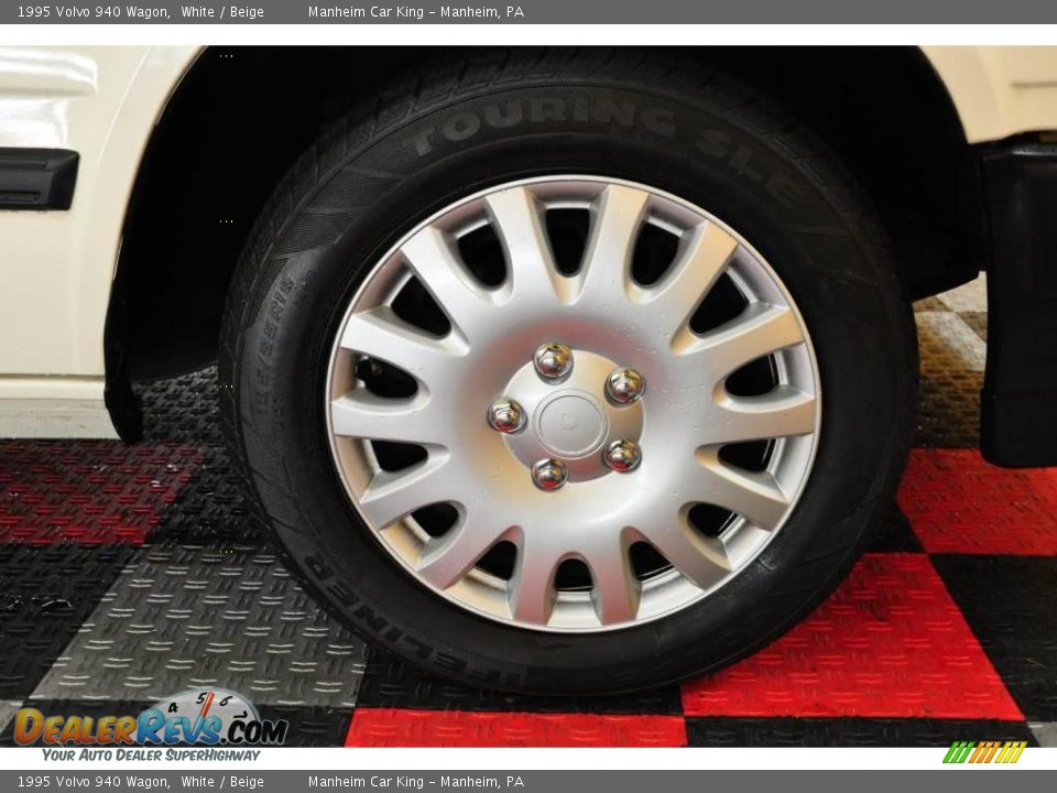 1995 Volvo 940 Wagon White / Beige Photo #17