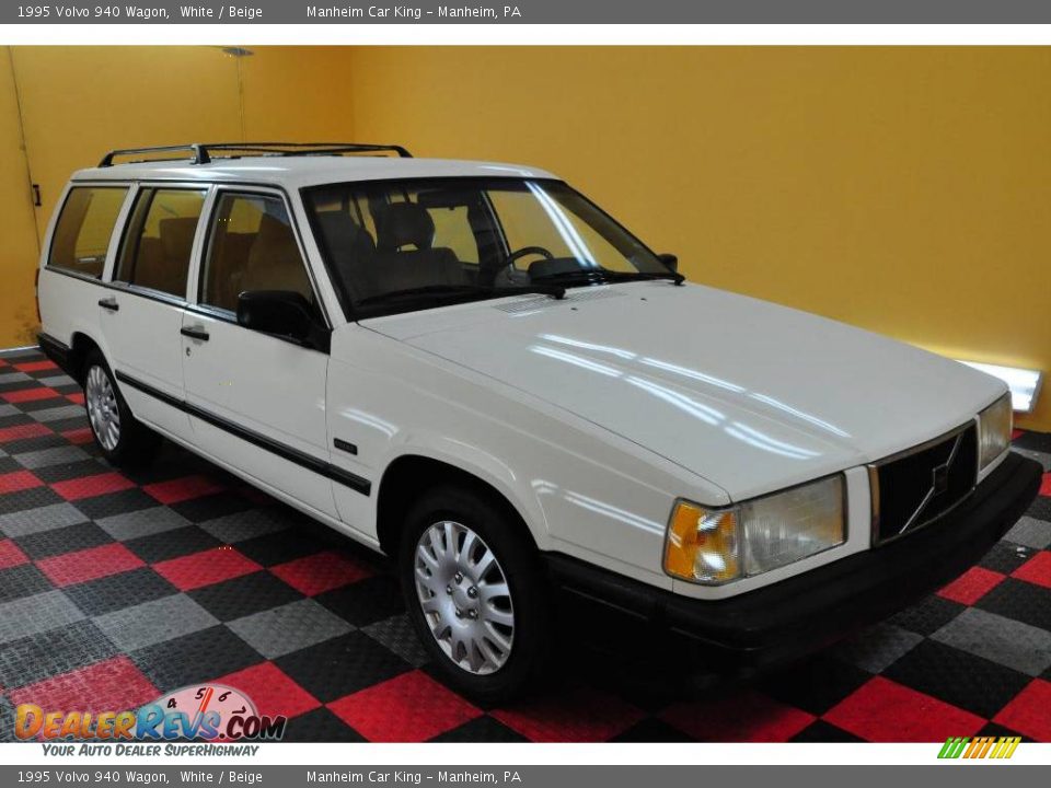 1995 Volvo 940 Wagon White / Beige Photo #19
