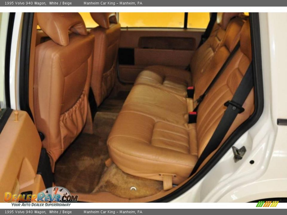 1995 Volvo 940 Wagon White / Beige Photo #25