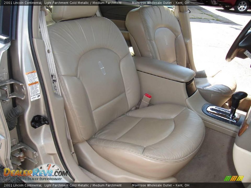 2001 Lincoln Continental Light Parchment Gold Metallic / Medium Parchment Photo #14