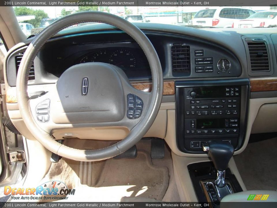 2001 Lincoln Continental Light Parchment Gold Metallic / Medium Parchment Photo #17