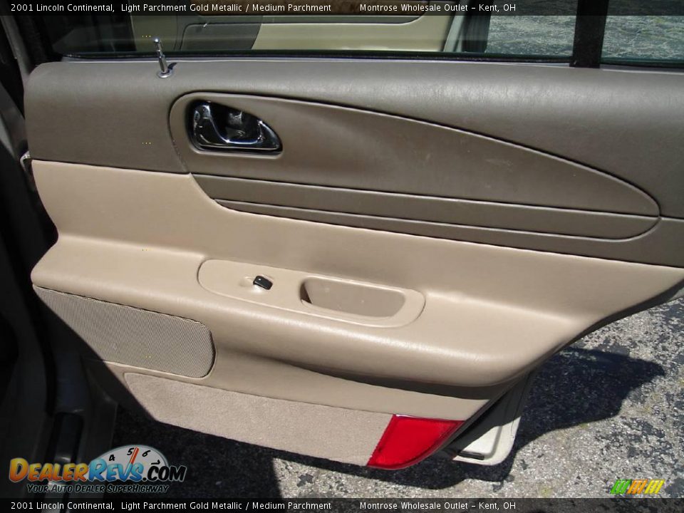 2001 Lincoln Continental Light Parchment Gold Metallic / Medium Parchment Photo #18