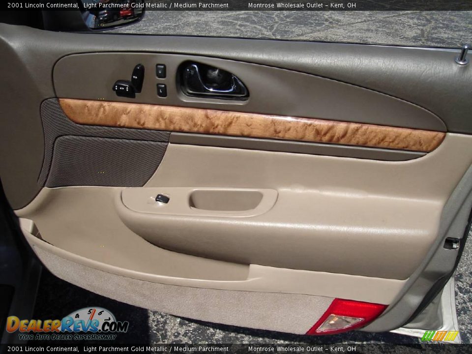 2001 Lincoln Continental Light Parchment Gold Metallic / Medium Parchment Photo #19