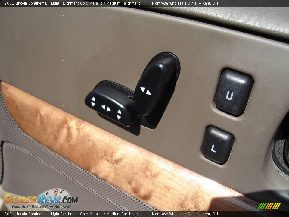 2001 Lincoln Continental Light Parchment Gold Metallic / Medium Parchment Photo #20