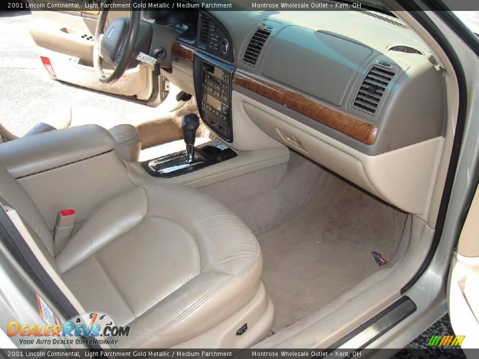 2001 Lincoln Continental Light Parchment Gold Metallic / Medium Parchment Photo #21