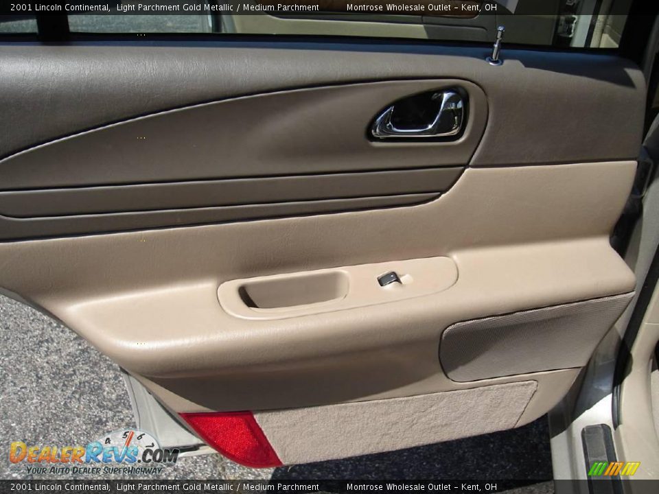 2001 Lincoln Continental Light Parchment Gold Metallic / Medium Parchment Photo #22