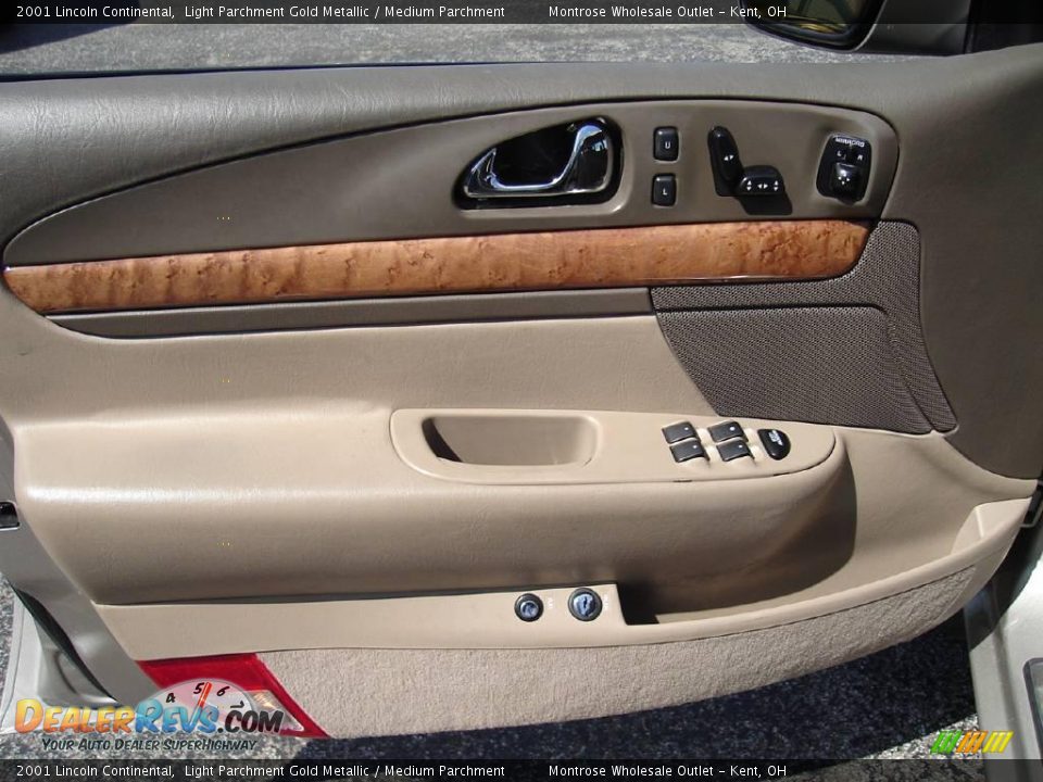 2001 Lincoln Continental Light Parchment Gold Metallic / Medium Parchment Photo #23