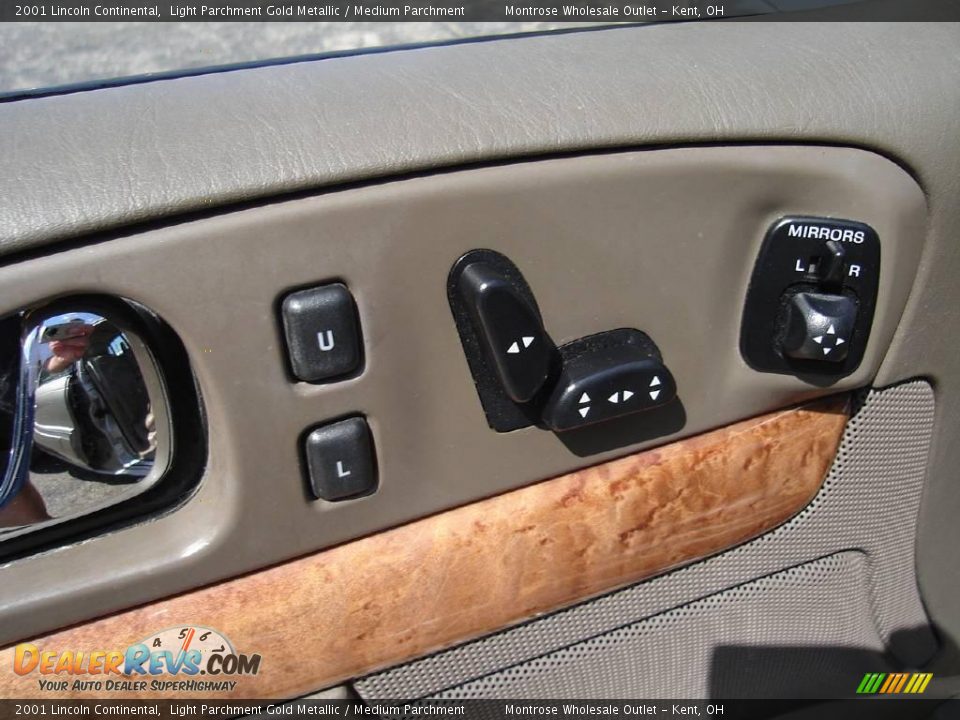 2001 Lincoln Continental Light Parchment Gold Metallic / Medium Parchment Photo #24